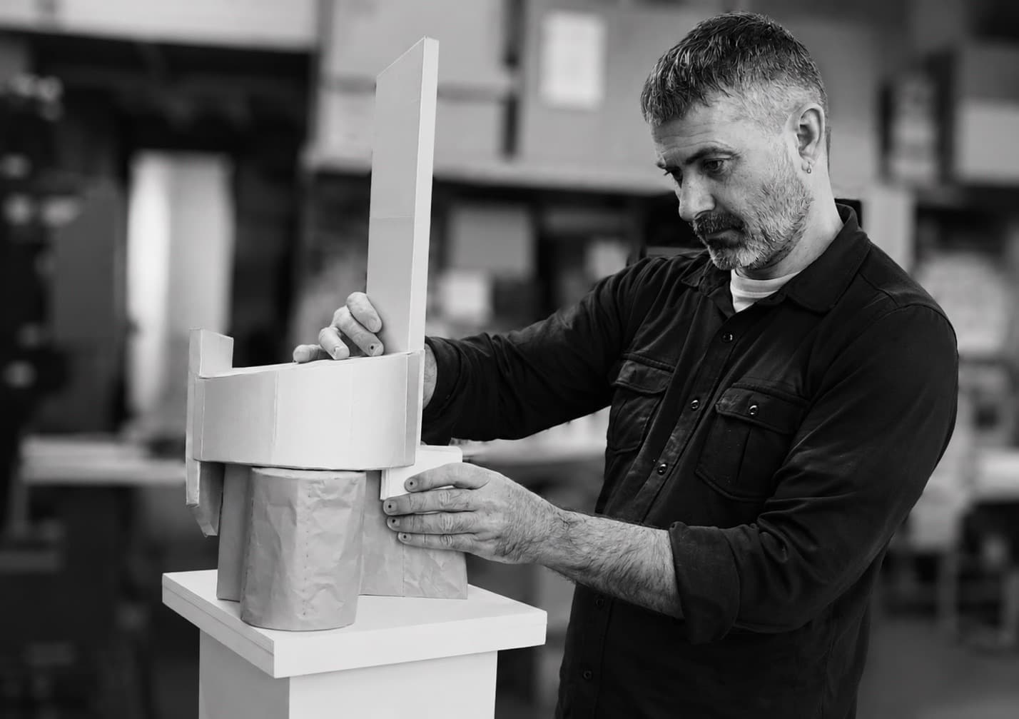 La alquimia de la madera urbana: dentro del taller del escultor Marc Sparfel
