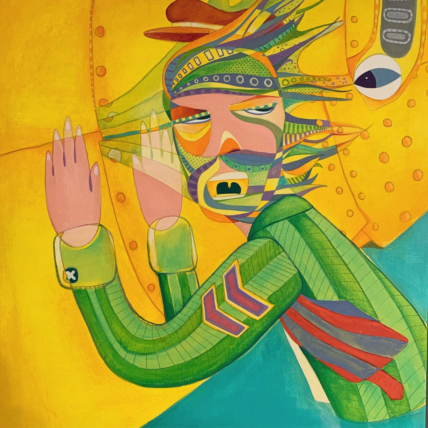 Una pintura de fondo amarillo dorado: un rostro compuesto por franjas verdes, moradas y azules que se cruzan bajo una cinta estampada, dos manos pálidas alzadas a la izquierda, un brazo verde segmentado con galones que cruza el primer plano y un gran ojo azul y blanco que observa desde la esquina superior derecha
