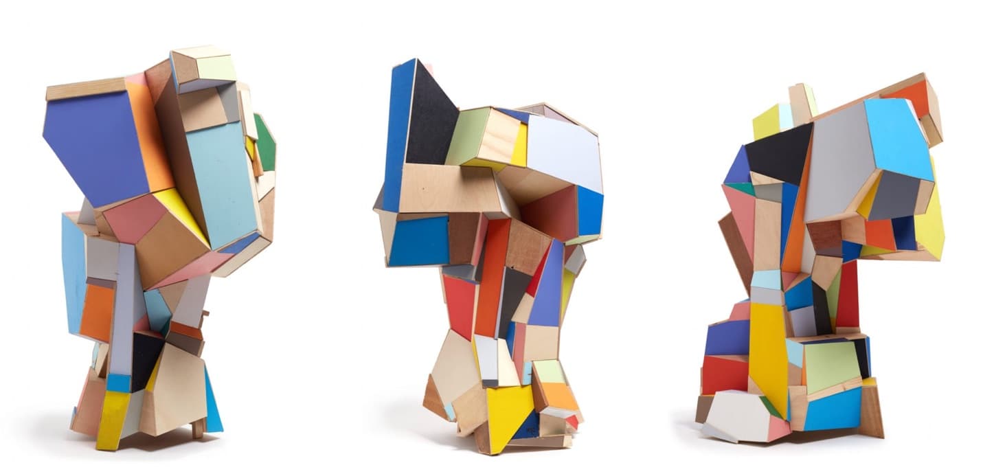 Tres vistas de una escultura abstracta de Marc Sparfel: planos facetados de madera cruda y pintada ensamblados en una forma arquitectónica y de aire animal